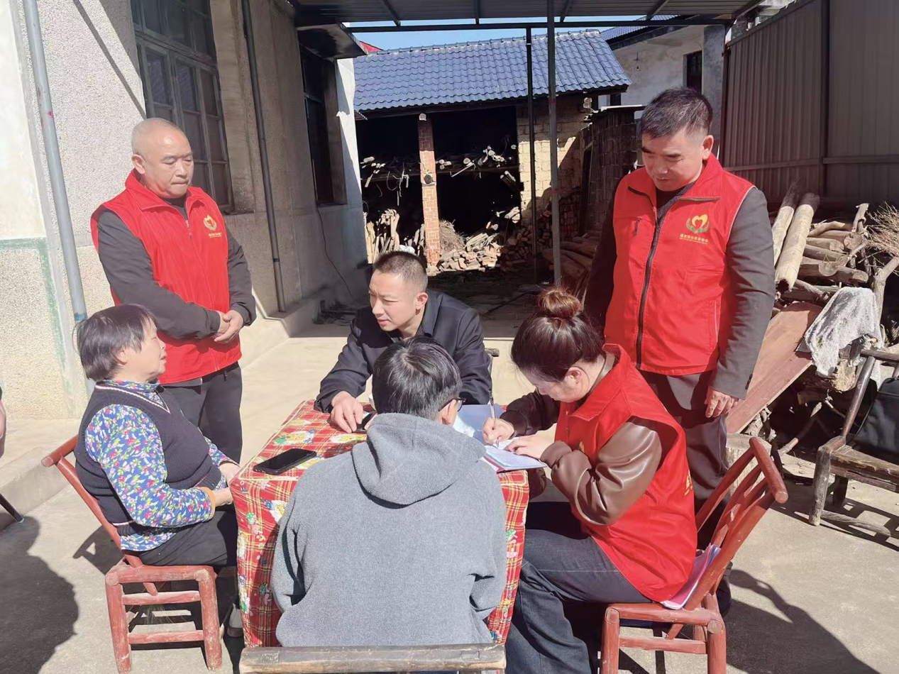 绣美湖南之人大代表护苗行 暖冬关怀润童心煤炭坝镇人大主席团深入开展未成年人关爱慰问活动